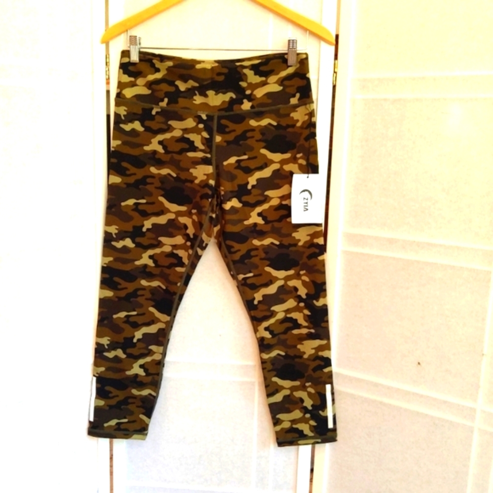NWT! Zyia camo croped Green leggings